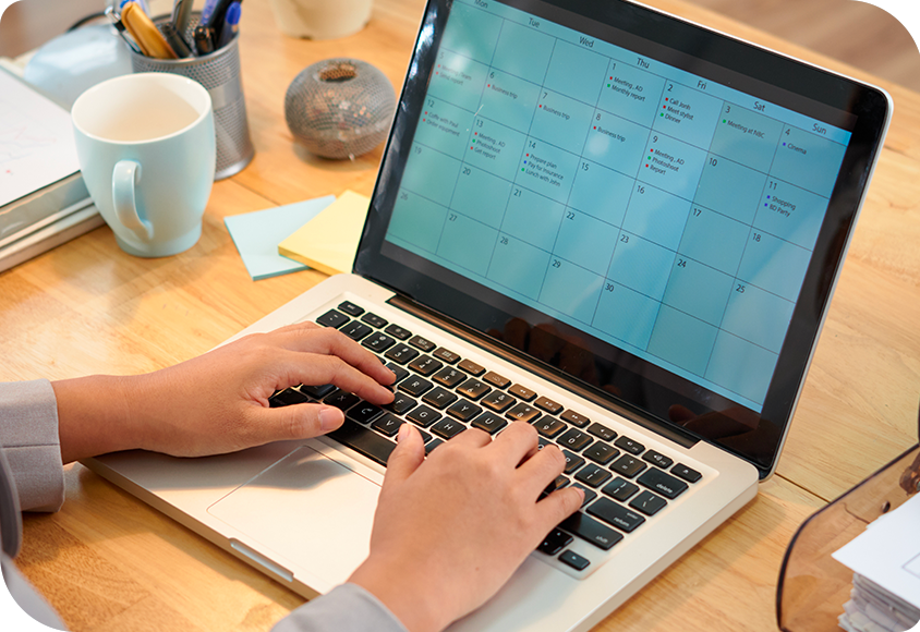 Une personne consulte son planning sur son ordinateur
